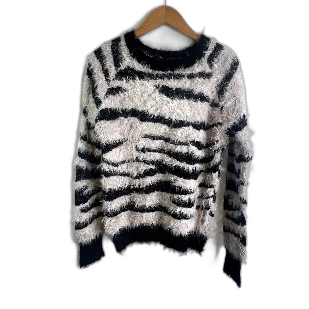 Doe‎ & Rae Fuzzy Zebra Print Sweater Size Small